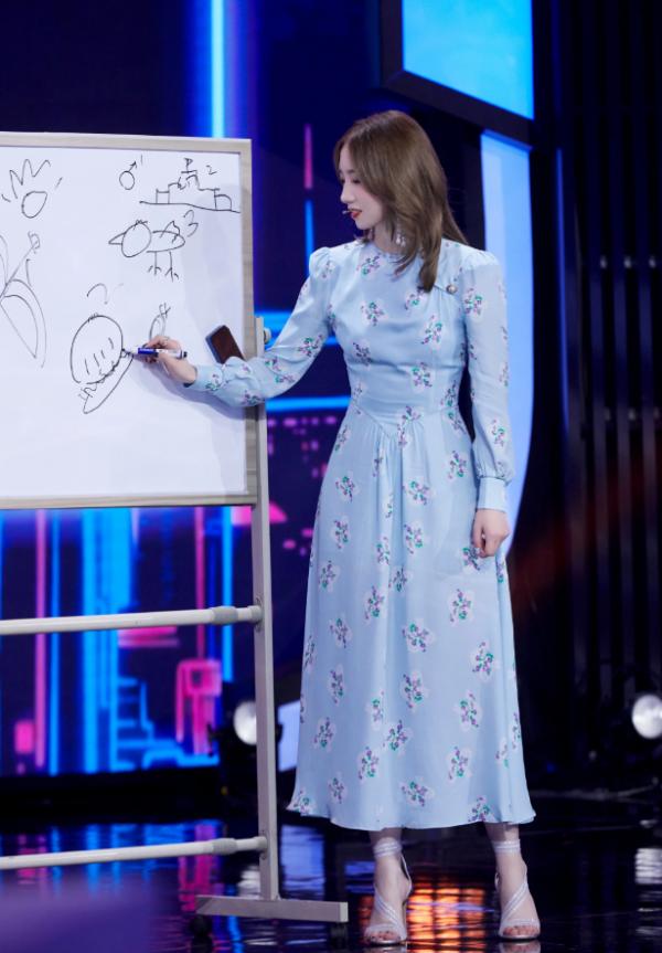 孟美岐焦糖調初秋寫真，泡泡袖長裙溫柔慵懶，鑽石耳飾個性誇張