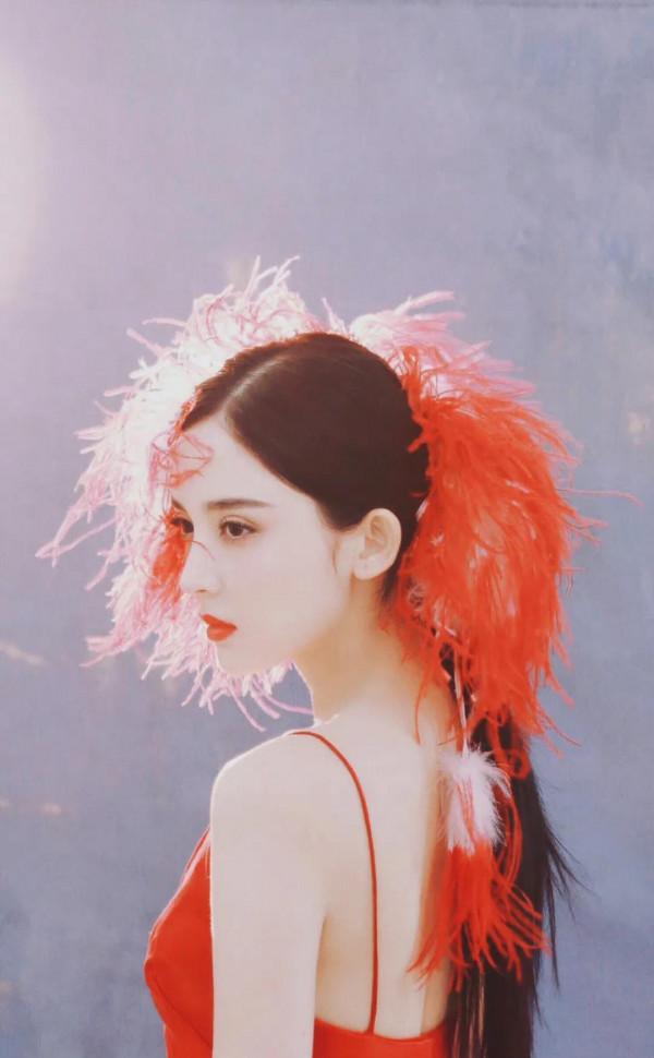 娜扎的容顏讓我無法挪開我的雙眼，星星千萬顆而你閃爍在我心中