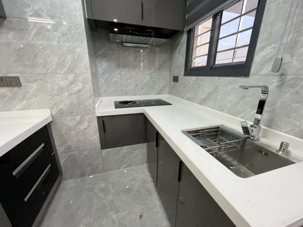 49㎡現代風：通鋪灰色地磚的空間，顯得高階感滿滿