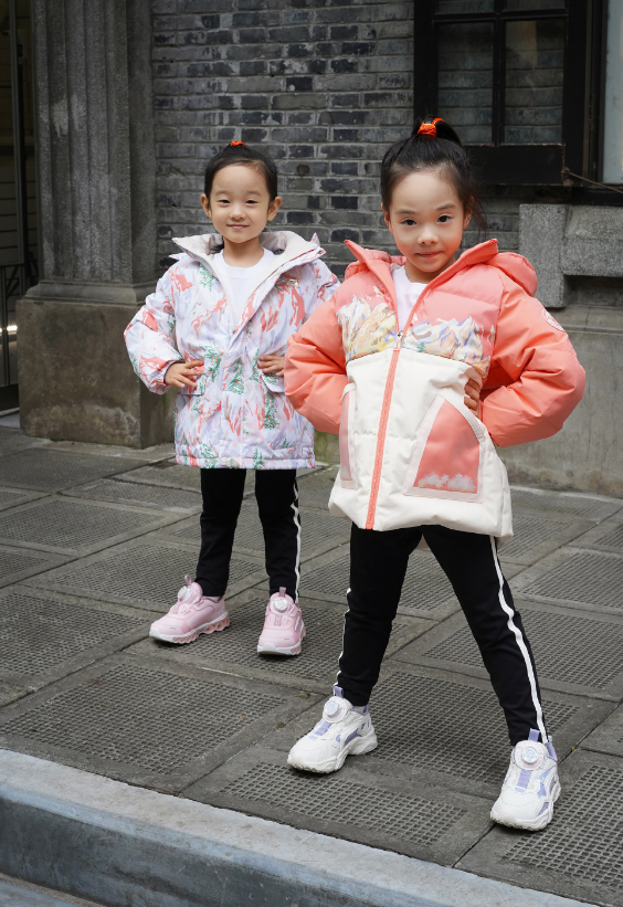 楊陽洋攜雙胞胎妹妹拍大片，楊威基因太強大，三個孩子眼睛都像他