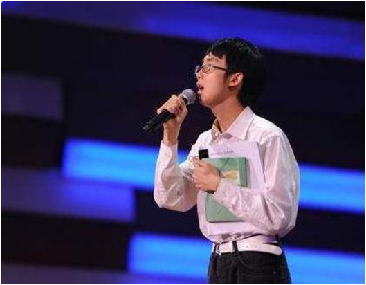 16年前背母上學的男孩，29歲時從男孩變成女孩，後來怎麼樣了