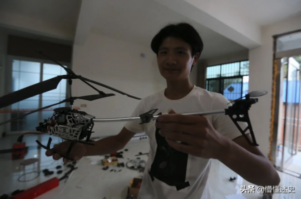 河南大學生在菜地建高鐵，穿隧道還能變軌，網友稱其“基建狂魔”