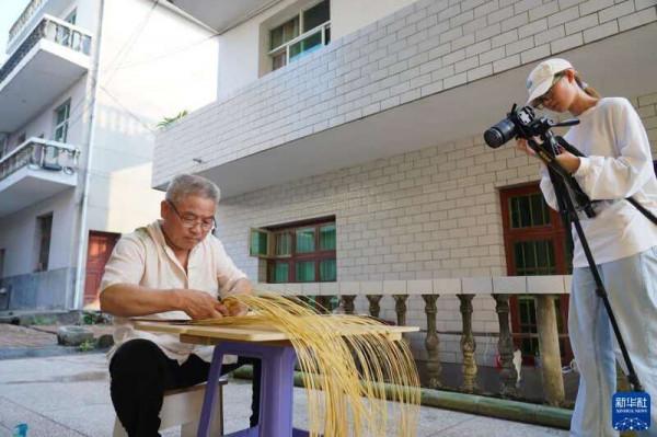 “篾匠網紅”成名記 “篾匠網紅”成名記