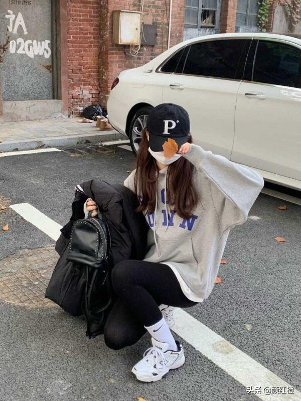 冬天不想露腳踝可以選擇高筒襪，學會這些選款小技巧，保暖又時髦