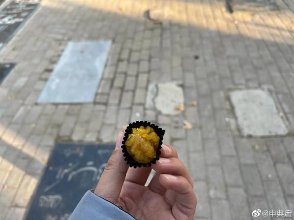 伊朗加茲溫的墓地，墓碑是嵌在地上的，與多數國家立著的墓碑不同