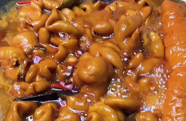 冬天乾冷，來盤秘製硬菜滷肥腸，方法比例大公開，爽滑可口無腥味