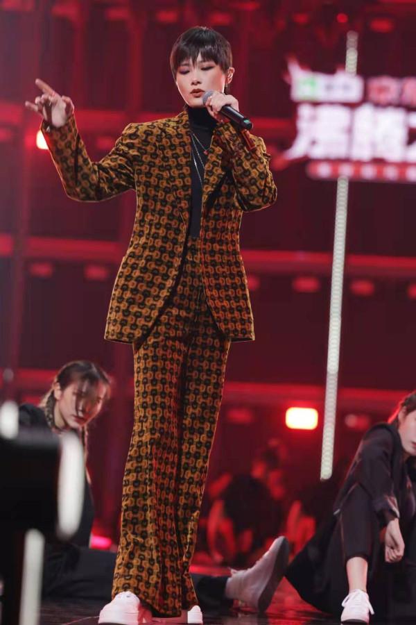 李宇春駕馭能力真強,綠亮片西裝配紅花西裝褲,個性又張揚 李宇春駕馭能力真強,綠亮片西裝配紅花西裝褲,個性又張揚