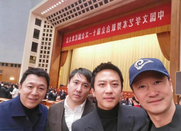 黃渤吳京鄧超同框比心，沈騰貢獻全部笑點，大合照來了半個娛樂圈