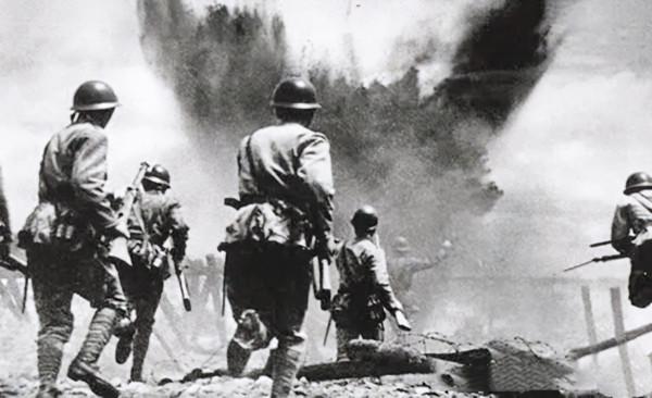 日軍據點難以攻克，營長一籌莫展，老農前來獻計，全殲400日軍