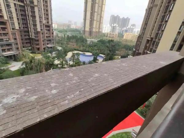 收房時在陽臺伸頭往外看，才發現腰線離我家30公分，擋光又擋視野