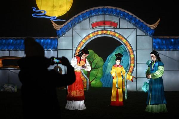 法國舉辦花燈節 中國風燈籠亮麗多彩 法國舉辦花燈節 中國風燈籠亮麗多彩