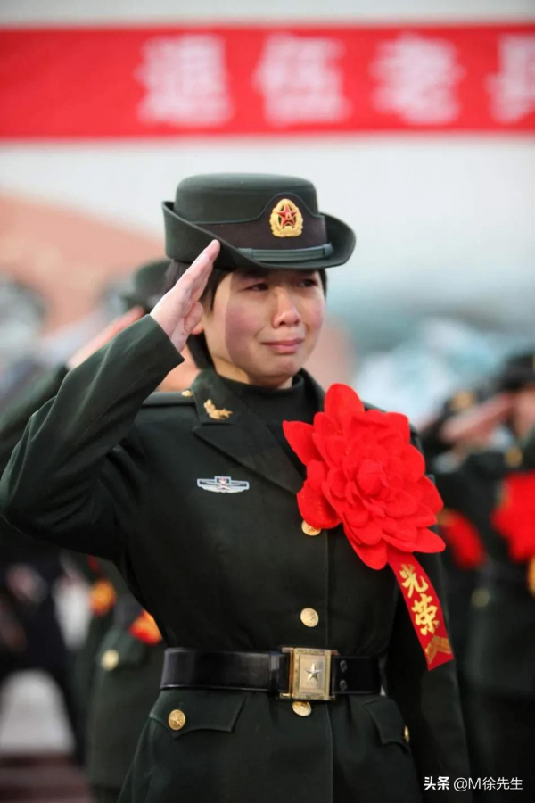 退伍前一夜，女兵用歌聲告別