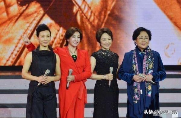 憑《廬山戀》爆紅,巔峰時“棄夫”遠走美國,張瑜近況如何? 憑《廬山戀》爆紅,巔峰時“棄夫”遠走美國,張瑜近況如何?