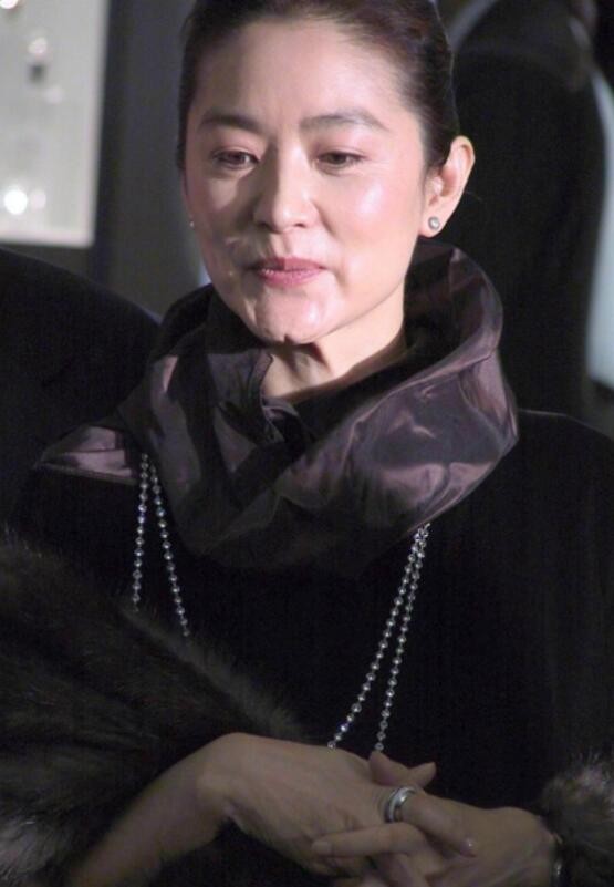 林青霞氣質太絕！穿黑色奶奶裙配皮草，不僅不顯老反而優雅又顯貴