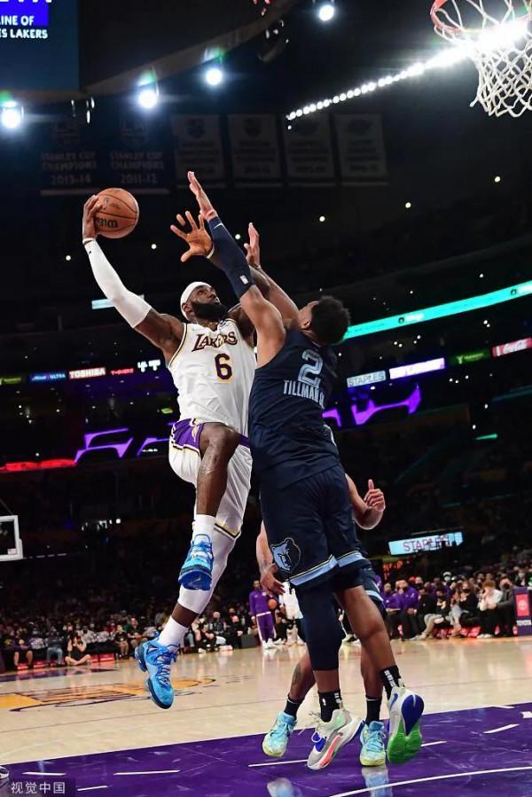 詹皇19+6+6又遭遇受傷驚魂 決勝5分鐘未能得分 詹皇19+6+6又遭遇受傷驚魂 決勝5分鐘未能得分