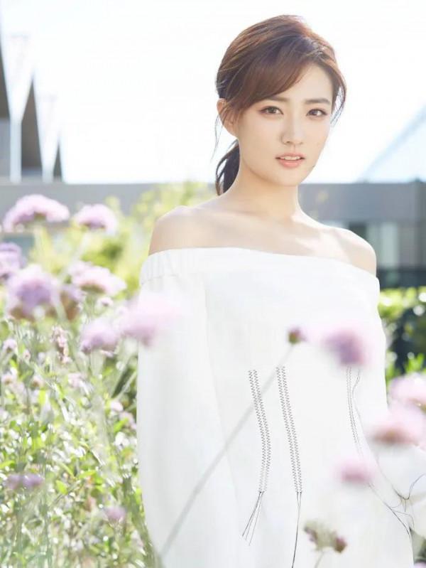 徐璐 中國新生代美女演員 優雅靚麗 百搭服飾美得好似三月盛開的桃花