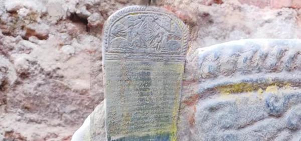 尼泊爾：下水道挖著挖著，竟然挖出了7世紀的佛教石碑