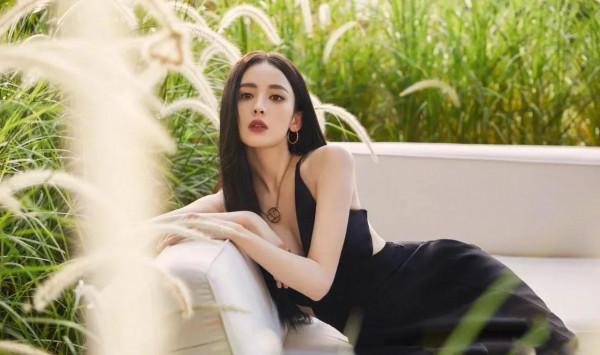 古力娜扎，直髮黑禮服。直接絕絕子好吧！@古力娜扎