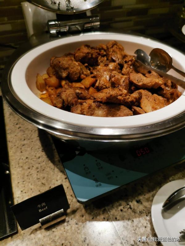 在北京入住的一家酒店的行政酒廊裡，欣賞故宮景色的晚餐