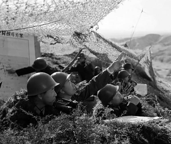 1981年鄧小平當選軍委主席，觀摩演習後，在主席臺發表歷史性講話