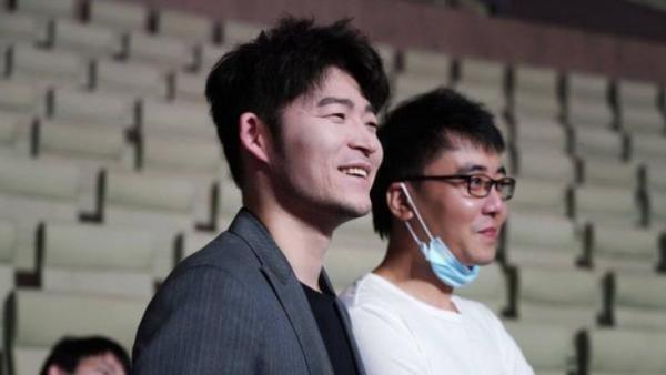 狼隊參觀復星總部，林教練被打馬賽克，小胖忙於減肥，刺痛染黃毛