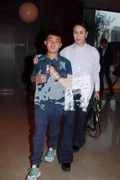 那英兒子高興：被父親拋棄留下陰影，母親再婚後繼父治癒他的半生