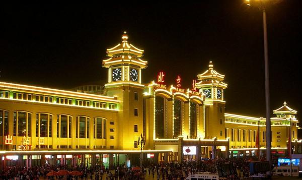 “北京站”的題寫別樣精彩，果敢沉著，雖不是狂草風，但亦耐看