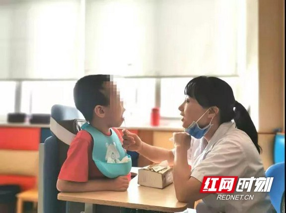 孩子說話“大舌頭”可能是構音障礙