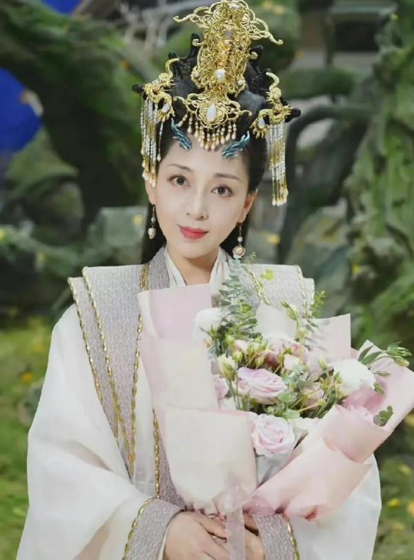 成毅 楊紫主演《沉香如屑》花式盤發和精緻的發冠擊中了我的心 成毅 楊紫主演《沉香如屑》花式盤發和精緻的發冠擊中了我的心