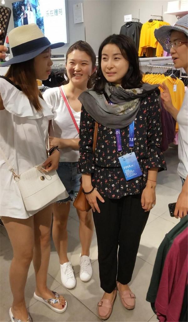 郭晶晶素顏被路人碾壓，穿棉服一副中年人打扮，但氣質大方高貴