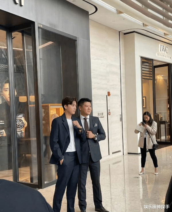 181cm李易峰現身某活動,穿內增高合影,比對方高出一點 181cm李易峰現身某活動,穿內增高合影,比對方高出一點