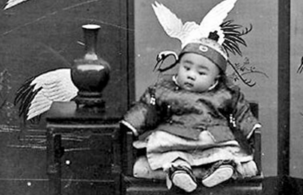 1962年,毛澤東請皇帝溥儀吃飯,席間說:你可是我以前的頂頭上司 1962年,毛澤東請皇帝溥儀吃飯,席間說:你可是我以前的頂頭上司