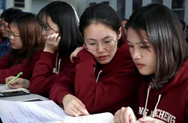 名校生湧入教師行業，引發師範生擔憂，非科班出身豈能教好學生