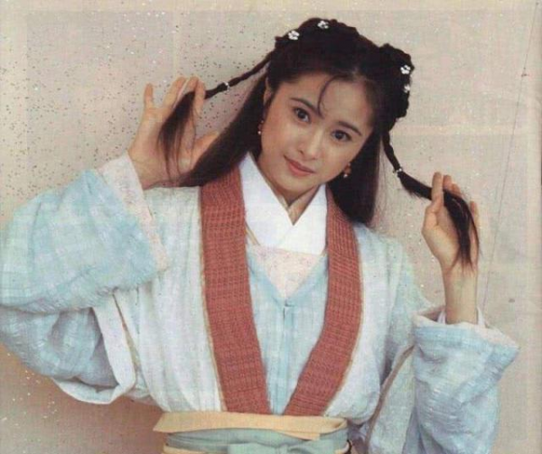 何美鈿才是趙靈兒第一人選，因檔期婉拒後，意外成就劉亦菲