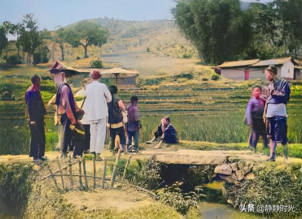 晚清老照片：僕人伺候女主子，男子單手推腳踏車，街頭粗暴拔牙