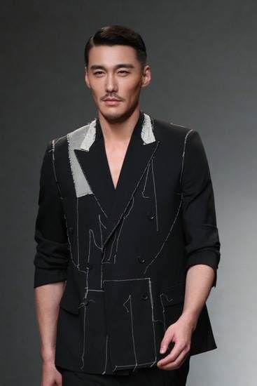 胡兵真不見老，50歲穿風衣依然有型，同框小20歲何超蓮好像同齡人