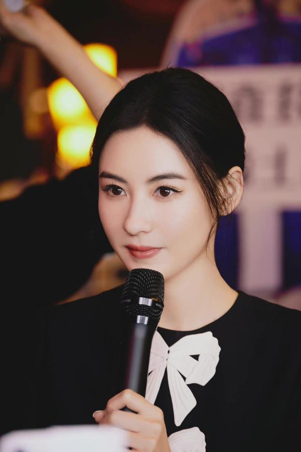 女神胖了後更美了！張柏芝終於變圓潤了，41歲穿小黑裙嫩回少女