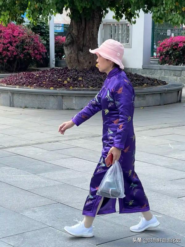 別再說中國大媽不時髦了！上海街頭的“老年人穿搭”，優雅又講究