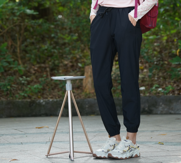 突破傳統登山杖設計!爬山累了用來按摩,還能當作凳子給手機充電 突破傳統登山杖設計!爬山累了用來按摩,還能當作凳子給手機充電