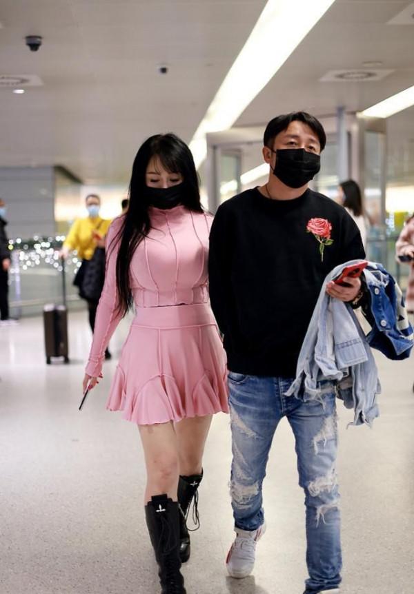 短裙真的很顯年輕，冉瑩穎穿上之後，都不像孩子媽了