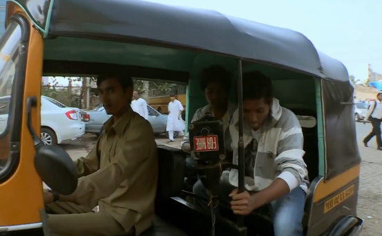 印度人瘋了?瘋搶恆河泥巴,小夥靠賣泥賺得盆滿缽滿 印度人瘋了?瘋搶恆河泥巴,小夥靠賣泥賺得盆滿缽滿