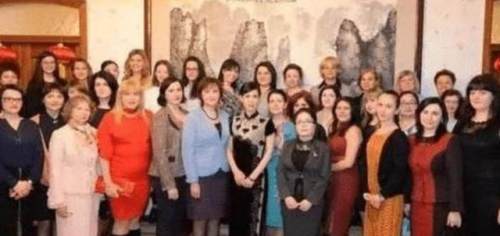 12歲少年被賣國外，娶白人美女，今後代800多人，形成“中國村”