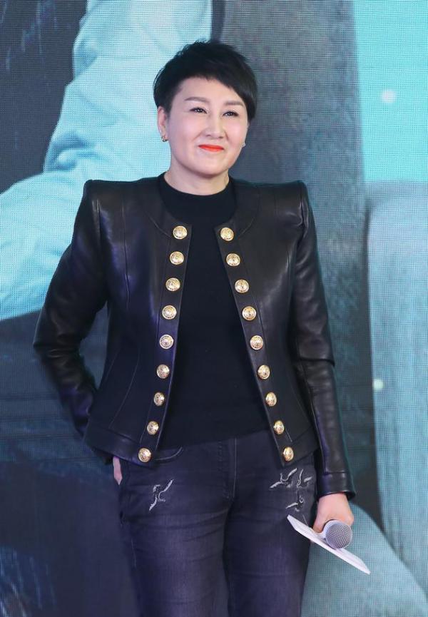 張凱麗58歲又怎樣？身穿棕色皮衣，自信從容，看起來好有年代感