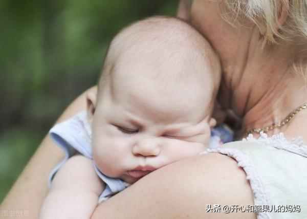 4個月寶寶哭鬧不停，原因竟是脊椎受傷，奶奶抱姿有問題？