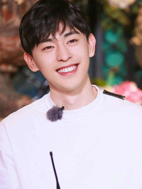 被男明星笑容治癒的瞬間：肖戰任嘉倫太溫暖，看到成毅賞心悅目