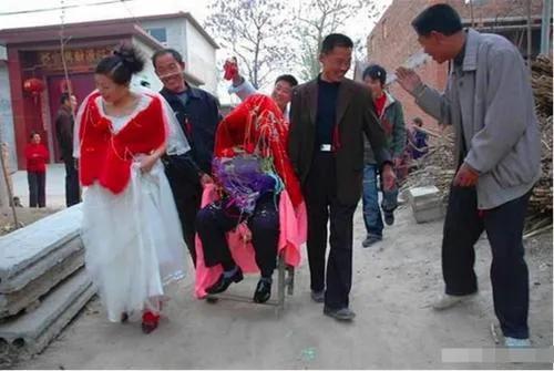 農村的上門女婿真不好當？女方倒給錢都不願意，這是為什麼？