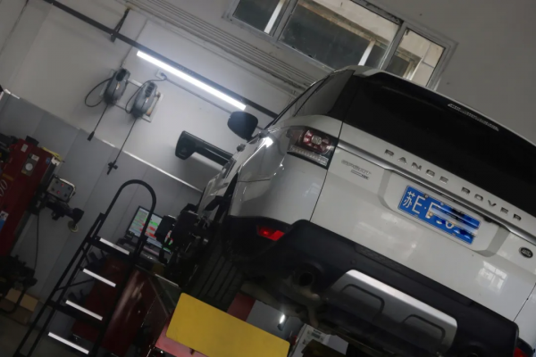 翻新一輛“破爛不堪”的路虎攬勝，匠心修復，滿血復活變新車