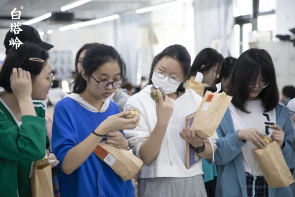 心有光華月自明 | 中秋佳節,白塔嶺的家人們節日快樂 心有光華月自明 | 中秋佳節,白塔嶺的家人們節日快樂