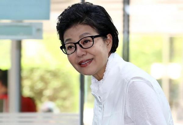 悲情朴槿惠：22歲喪母，27歲喪父，三姐弟鬧矛盾，出獄後無枝可依