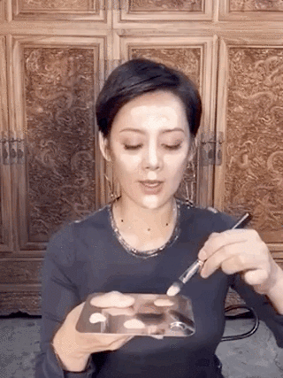 年會選衣服太累了,妝容不能百搭點嗎? 年會選衣服太累了,妝容不能百搭點嗎?